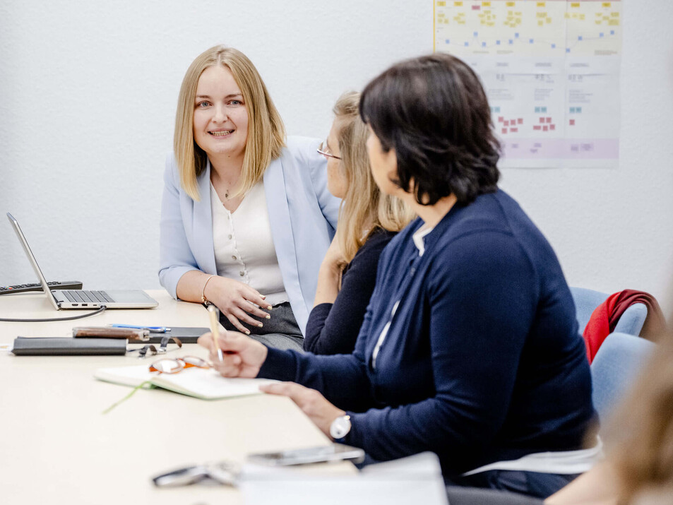 Frauen diskutieren in Meeting-Situation