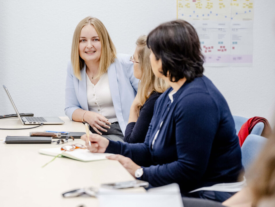 Frauen diskutieren in Meeting-Situation
