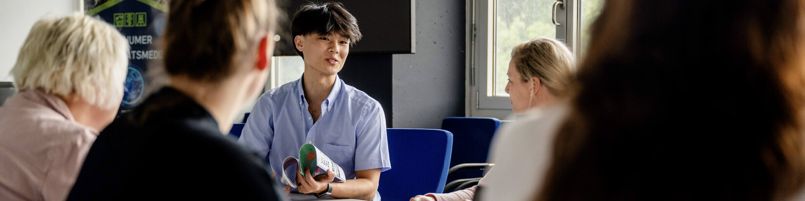 Mehrere Personen sitzen an einem Tisch