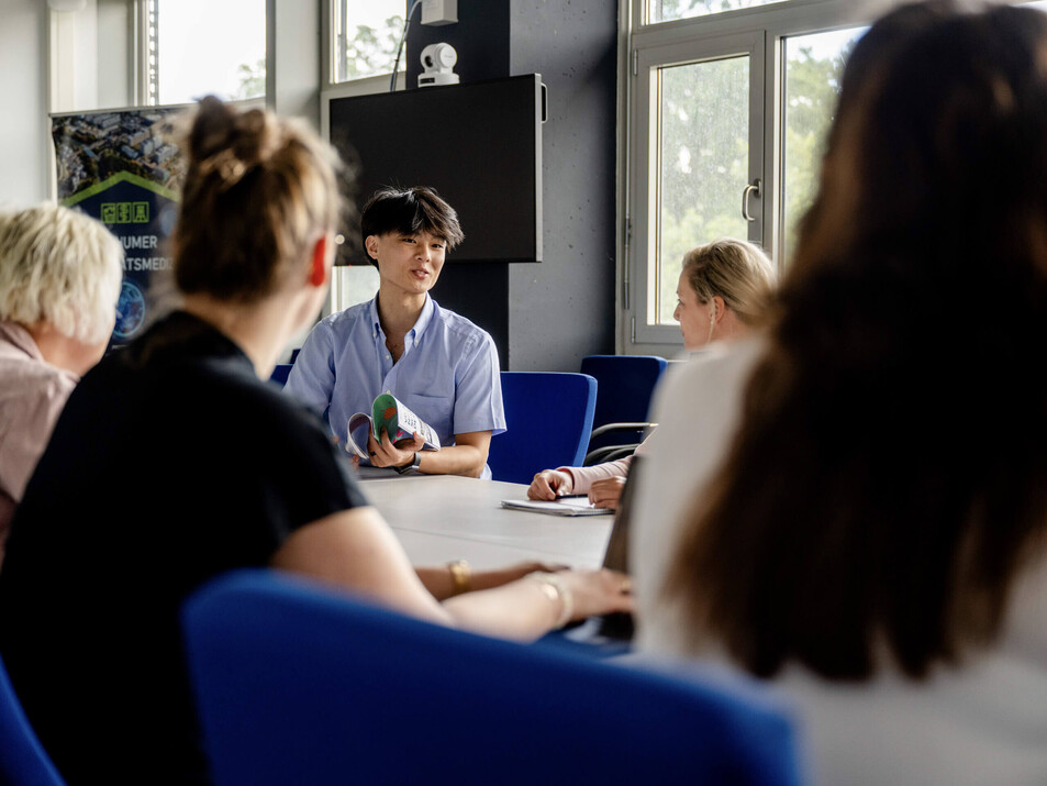 Mehrere Personen sitzen an einem Tisch