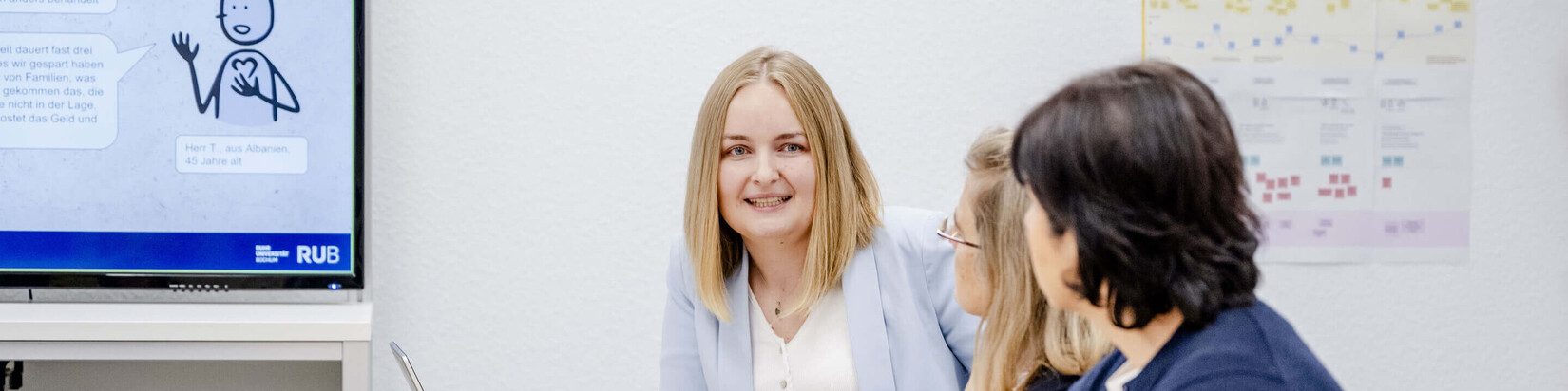 Frauen diskutieren in Meeting-Situation