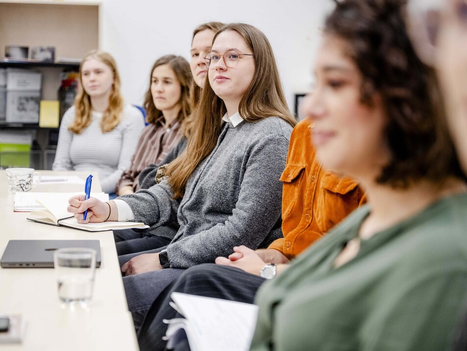 Personen in Meeting-Situation hören aufmerksam zu