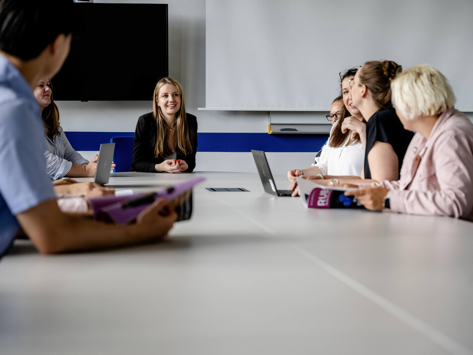 Mehrere Personen sitzen an einem Tisch