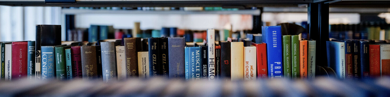Bücherregal in der Bibliothek der Ruhr-Universität Bochum für Studierende der medizinischen Fakultät.
