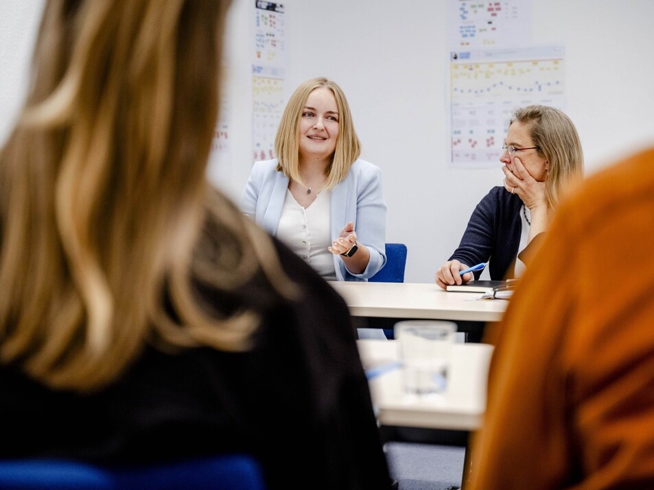Frauen diskutieren in Meeting-Situation