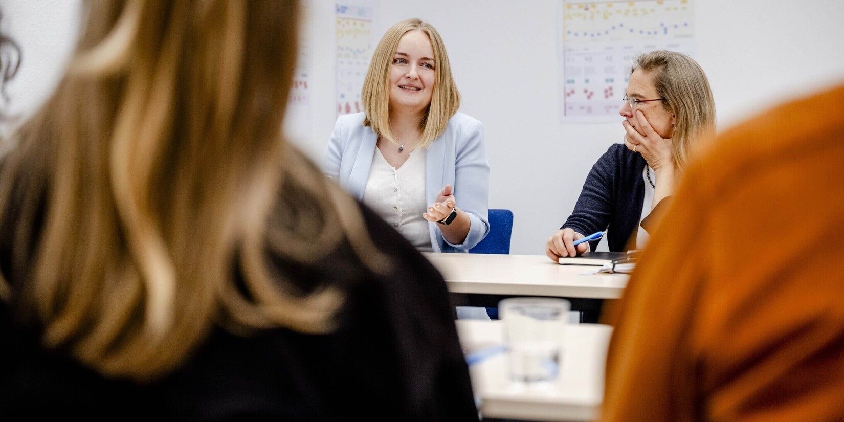 Frauen diskutieren in Meeting-Situation